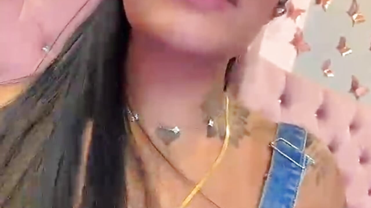 Come into my living room… I have a smile waiting for you. 😏💋 - video av EmmaEbony_ cam-modell