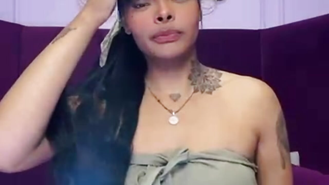 “My thing is not to speak beautifully, it is to look strong.” - EmmaEbony_ adlı kamera modelinin videosu