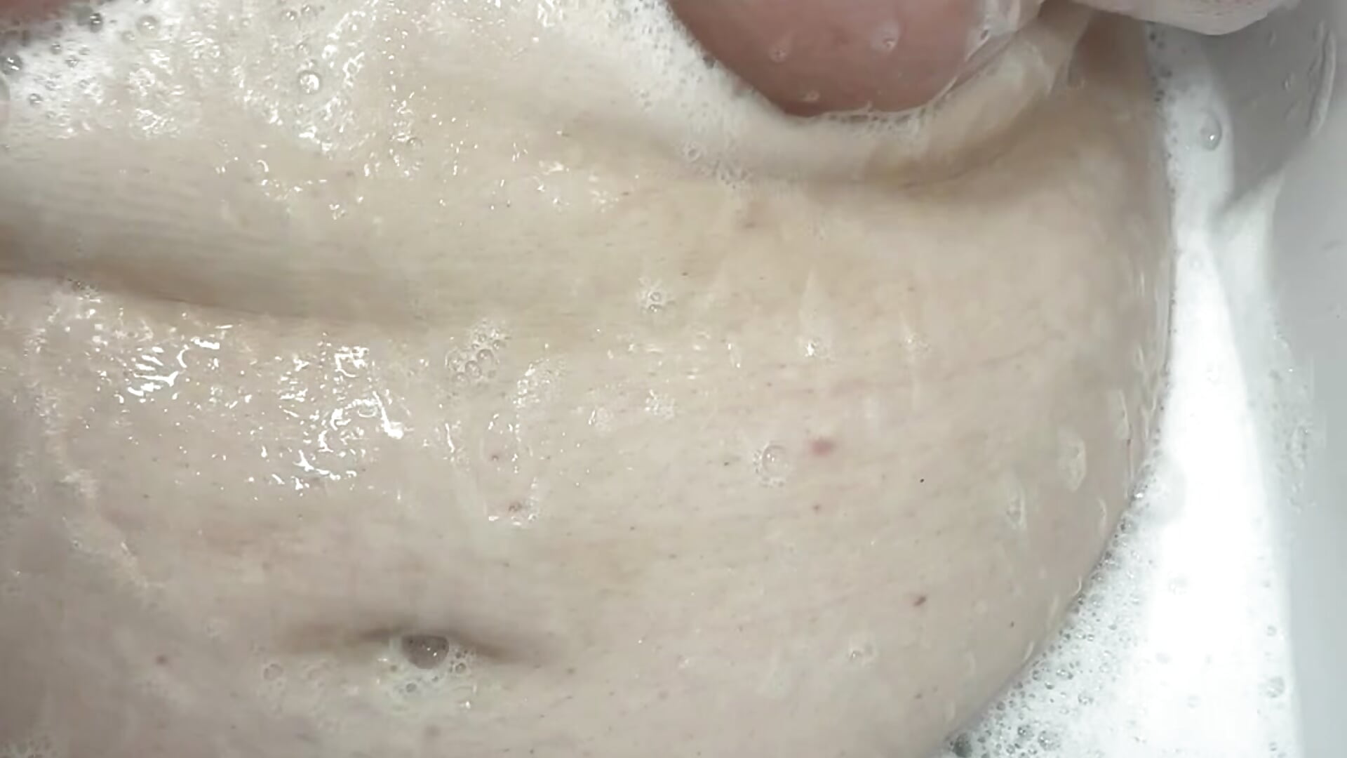 Crystal in the bath 😍 - video by curvy_crystal cam model