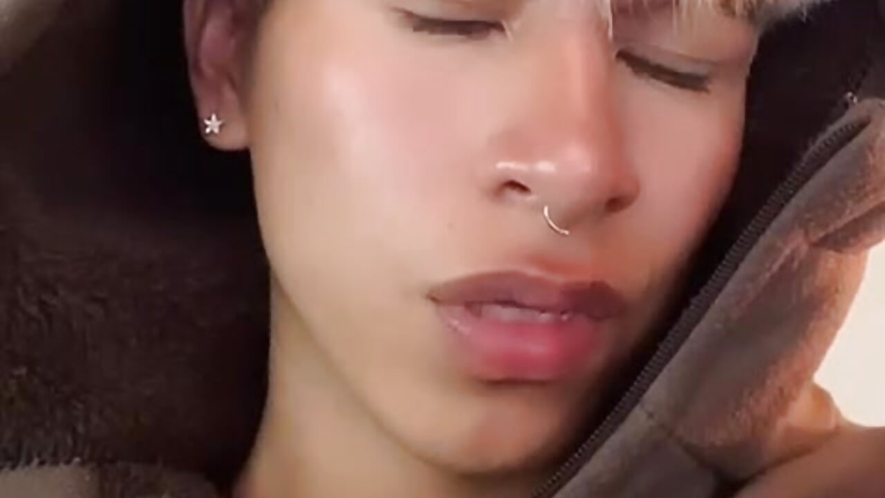 kisses - video by taichi_bluy cam model