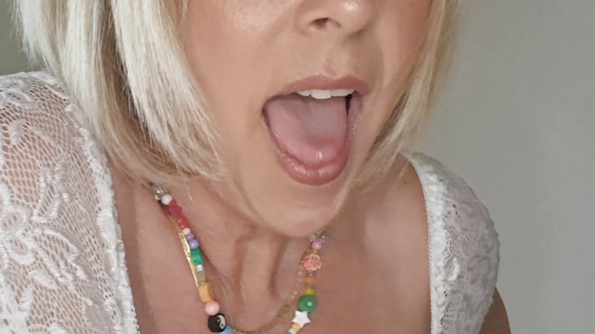 Be a NAWTY boy and suck my boobs - Video von NAWTYClassyBritMILF Cam-Model