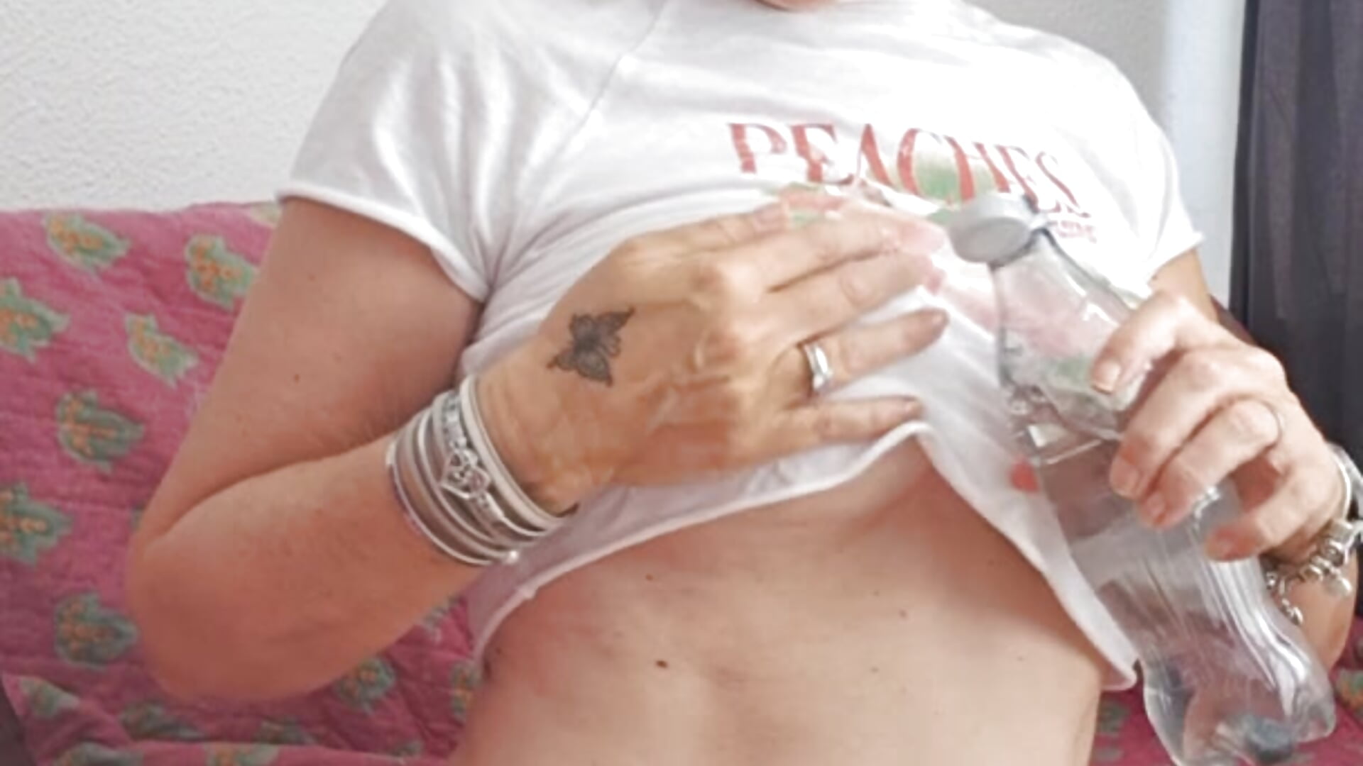 Wet t-shirt sucking ice lollie - Video von NAWTYClassyBritMILF Cam-Model