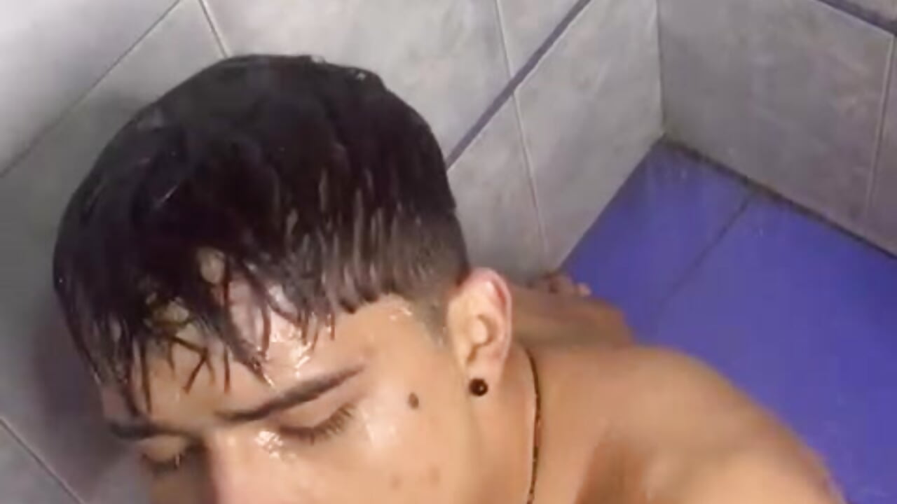 The shower - vidéo du modèle de showcams Lucass_love