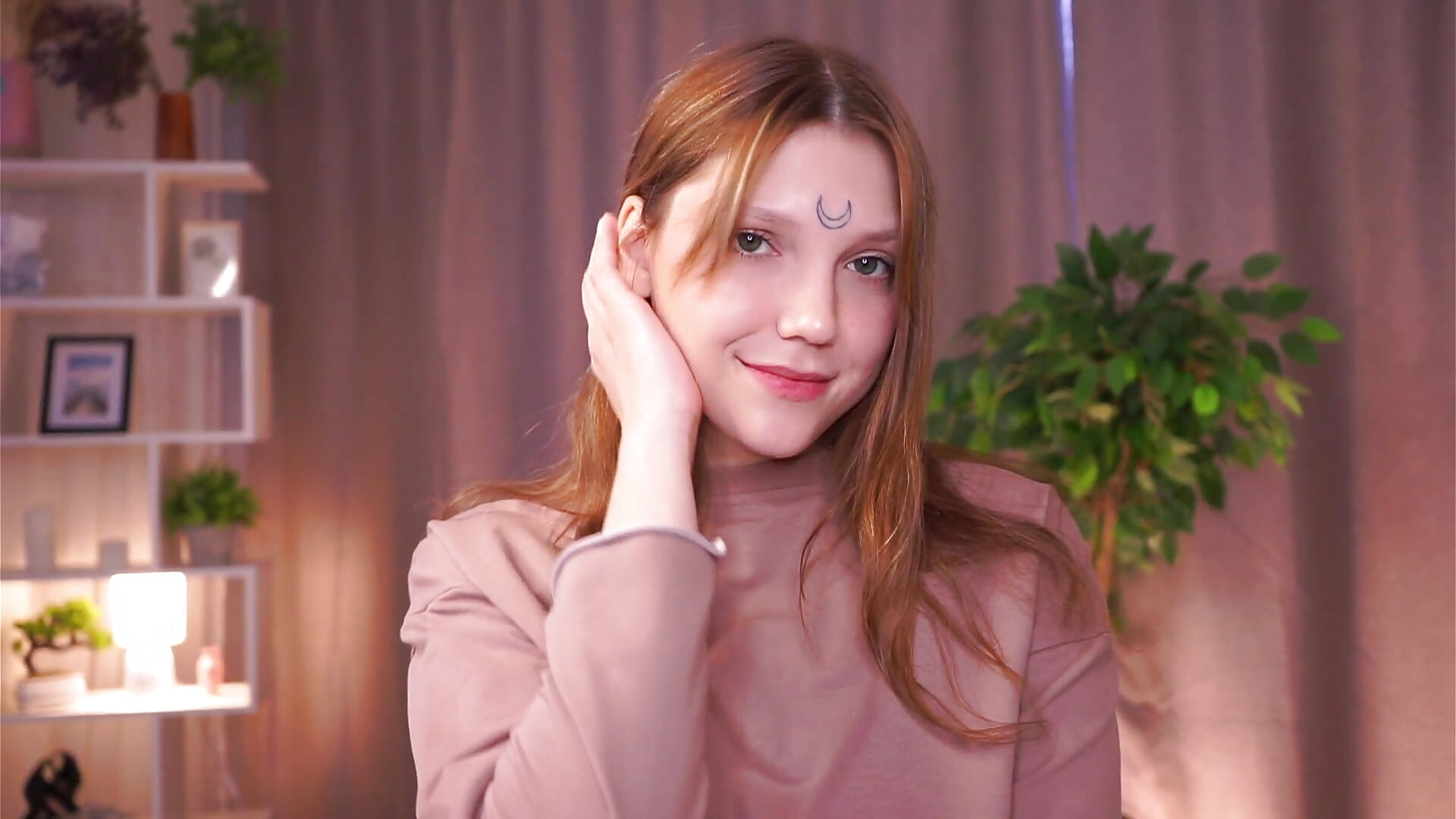 The most anticipated girl in the world😍 – video od webkamerové modelky Lunabate