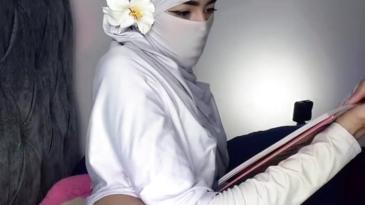 I am a kind, educated girl, I like coffee, reading and being pretty for you. I WISH YOU TRANQUILITY❤ — filmik _Zahiira_, modela(-lki) na kamerkach