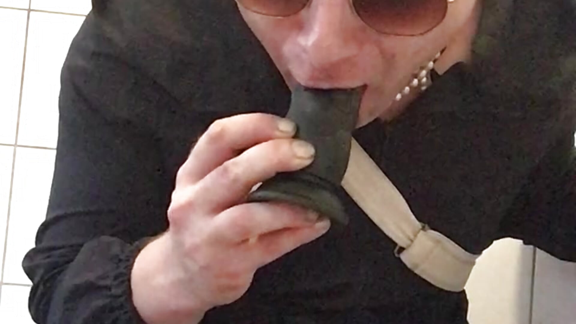 Sissy Jes Brinch Public toilet dildo fuck - Video von Sissy_Cindy_Whore Cam-Model