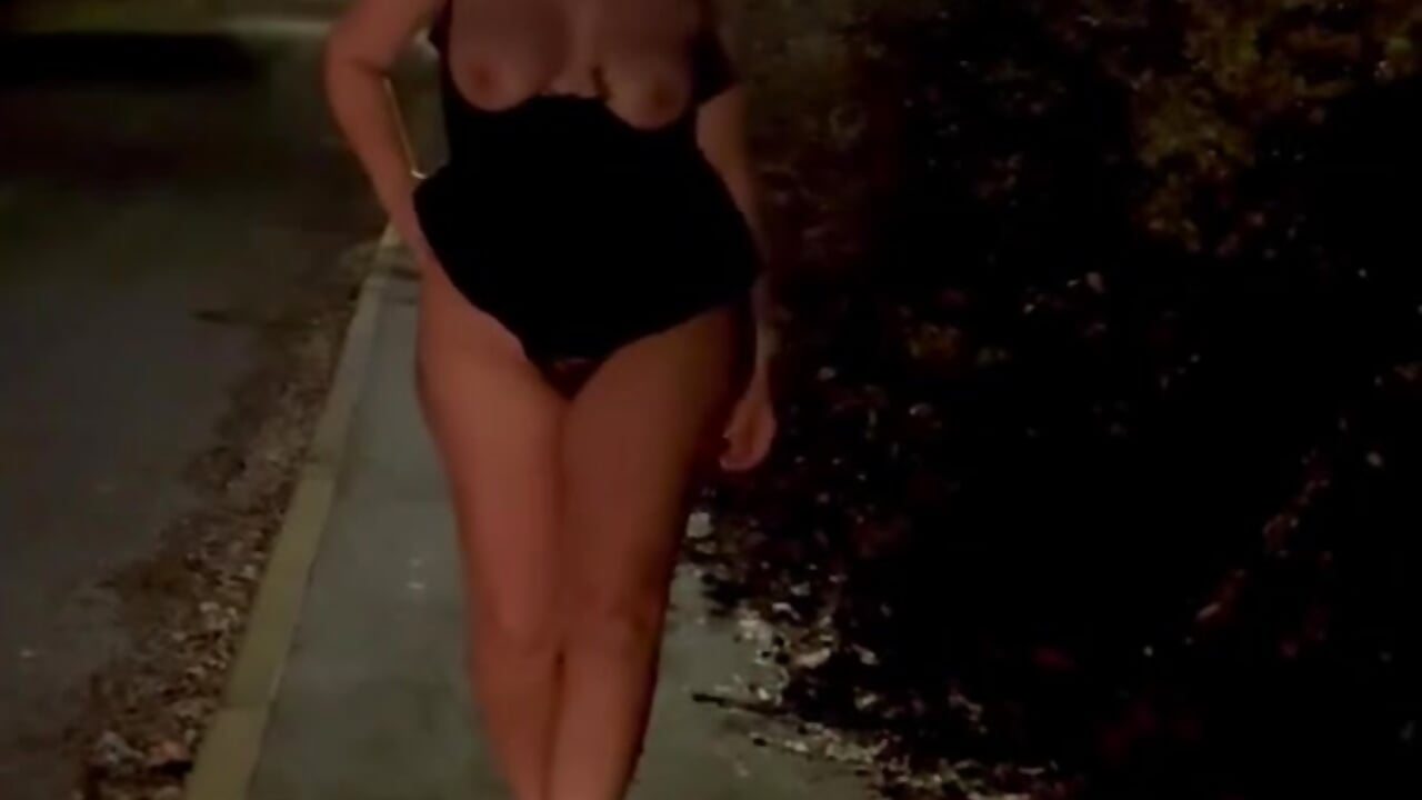 A walk in the dark…with no clothes - vídeo de la modelo de cam StBella86