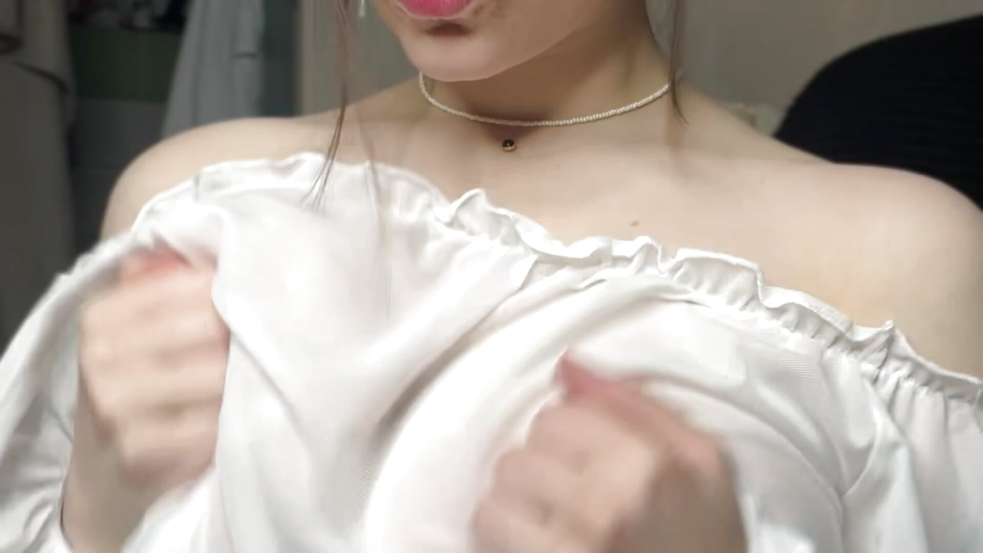 Squeezing boobs in sheer blouse－カメラキャストのheylixie__の動画