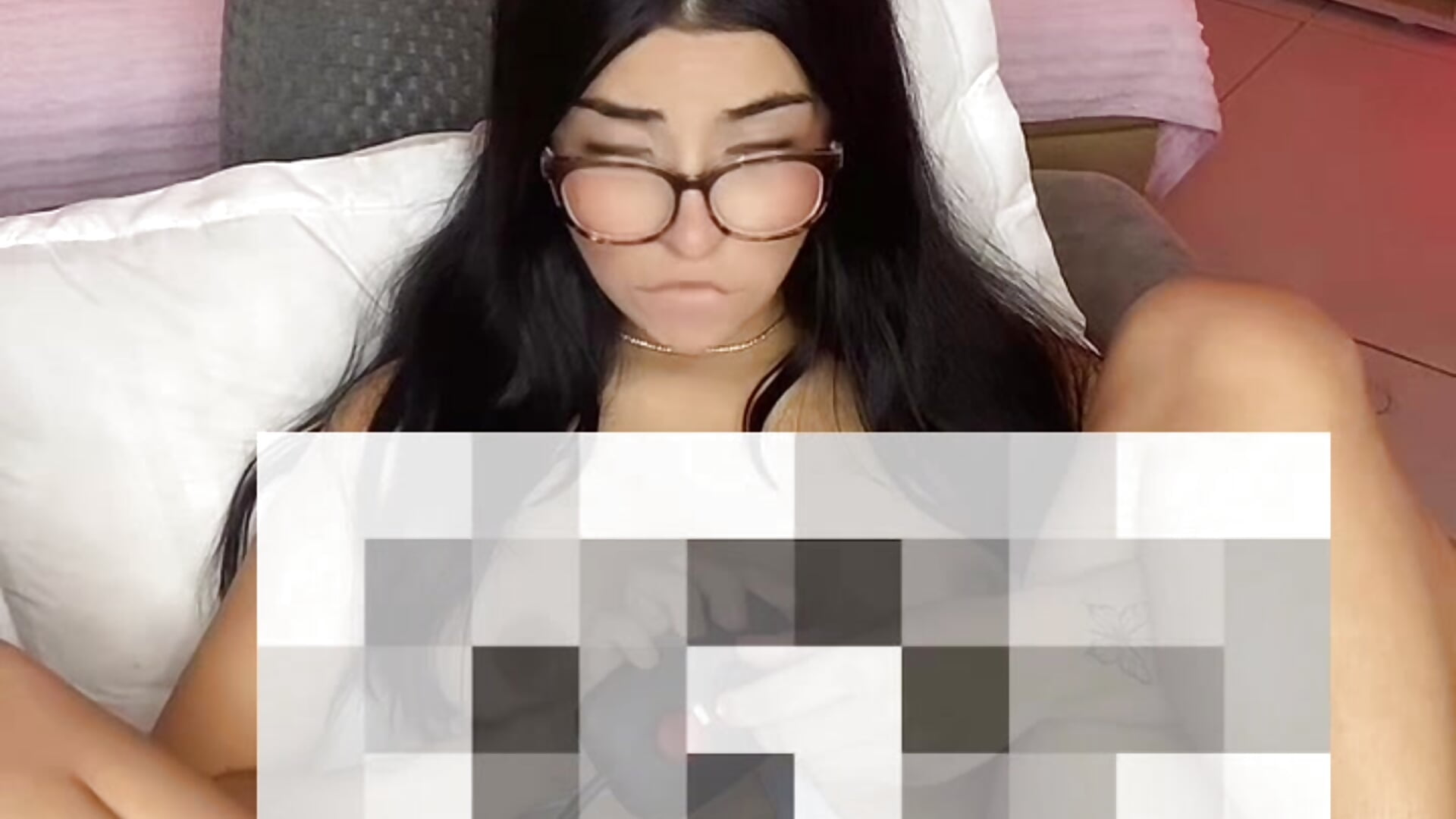 a little sneak peak of what’s coming tomorrow to my fans club 👀🔞 - video by AprilAddams_ cam model