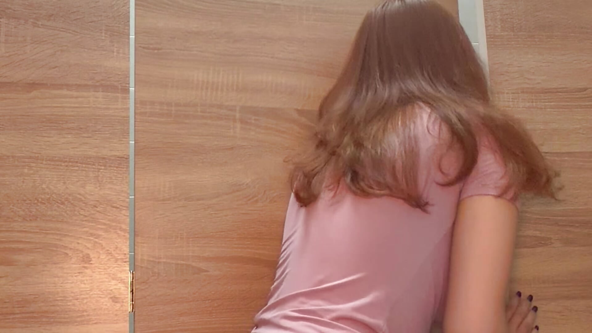 show naked boobs with open door in men’s wc 🙈