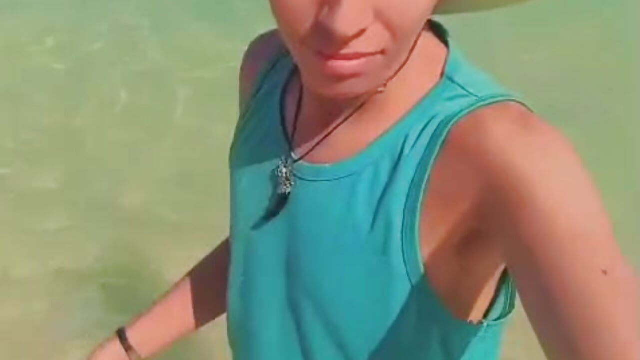 walking in the sea - 視頻由 gomitaboy_1 主播提供