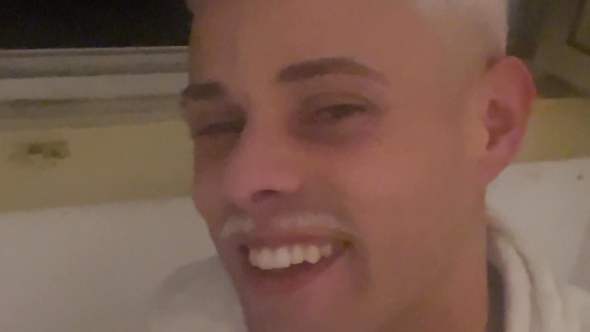 O Theo de cabelo branco 🧑‍🦳 - video av Braga1998 cam-modell