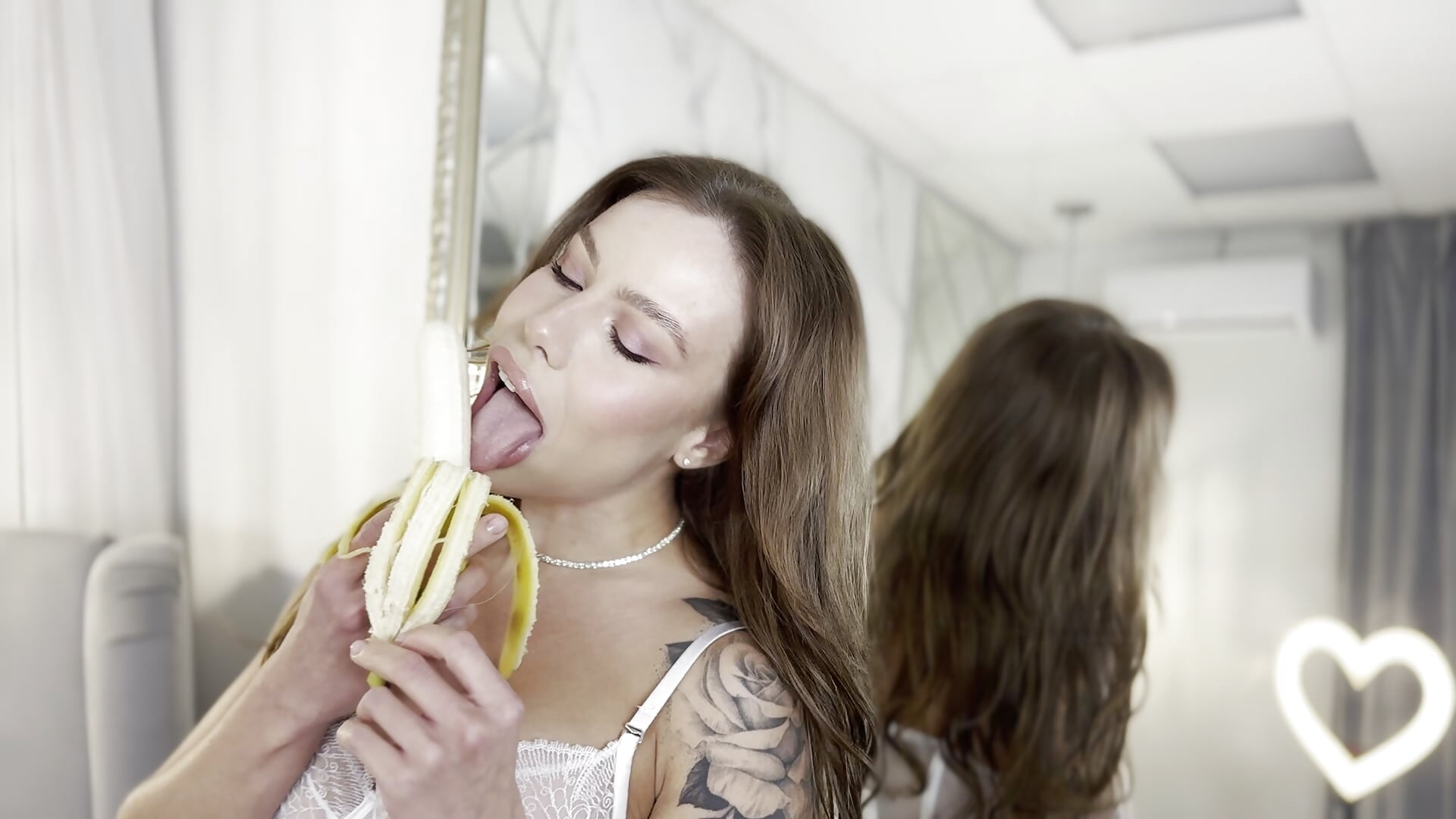 Suck a banana🍌 - Vídeo de Ashley_Roys, modelo de vídeos