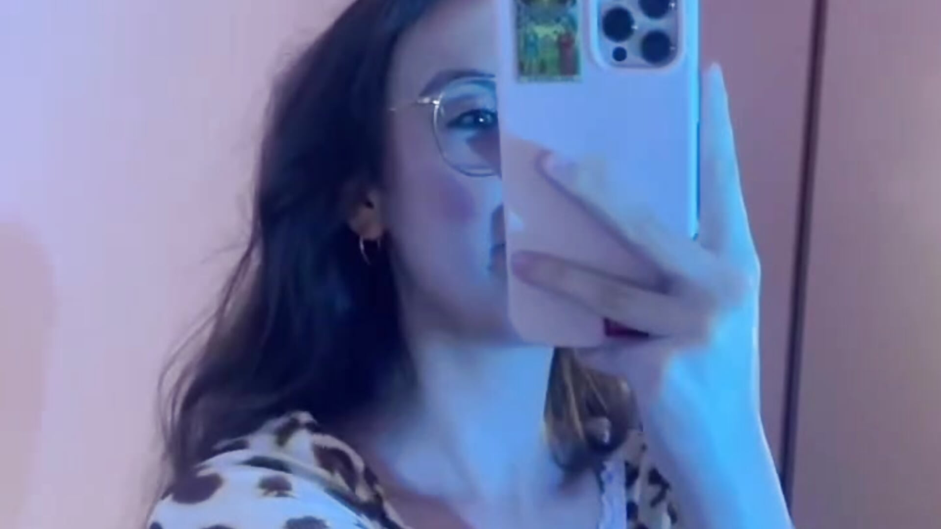 This leopard is in a playful mood and she decided to show you something💦🍑😏😉 - video di Real_cutie1 modella di cam