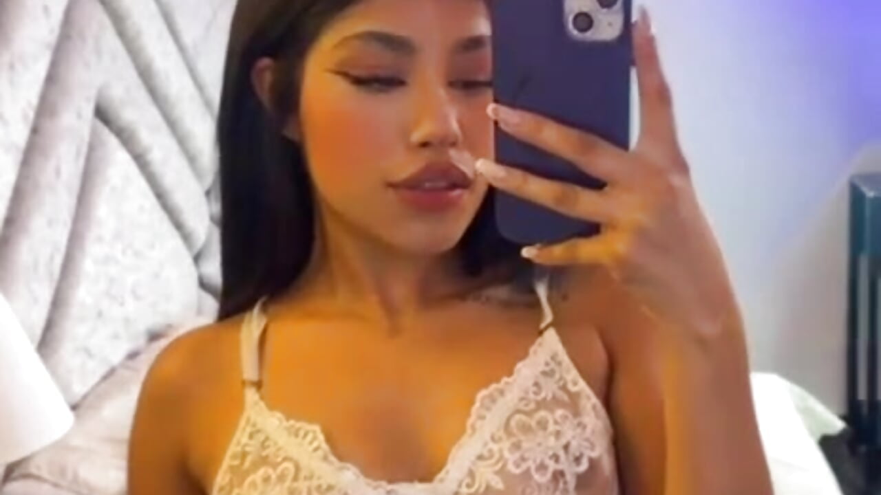 In the Glow of Desire: Where Every Touch Feels Like Fire - vídeo de ZafiraRose modelo de câmara