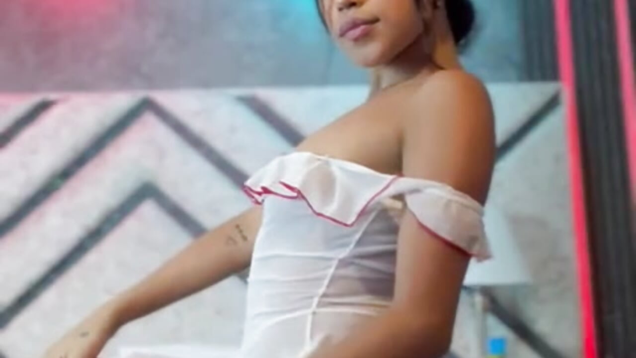 Watch me tease, turn, and play just for you… don’t even think about looking away - vídeo de ZafiraRose modelo de câmara