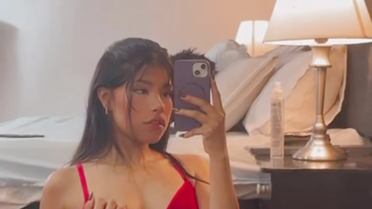 Soft smile, bold intentions - วิดีโอโดย ZafiraRose โมเดลแคม