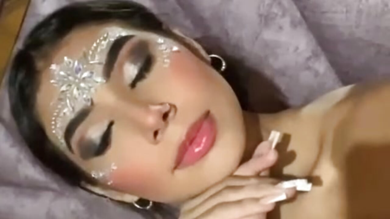 make up cute girl 😍 - video di rubyrouge__ modella di cam