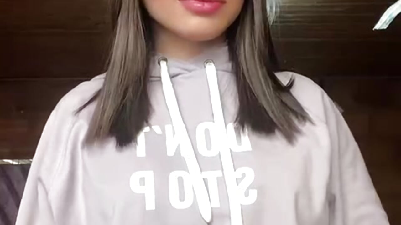 Does my bed smell like you? 🥵 - video di rubyrouge__ modella di cam