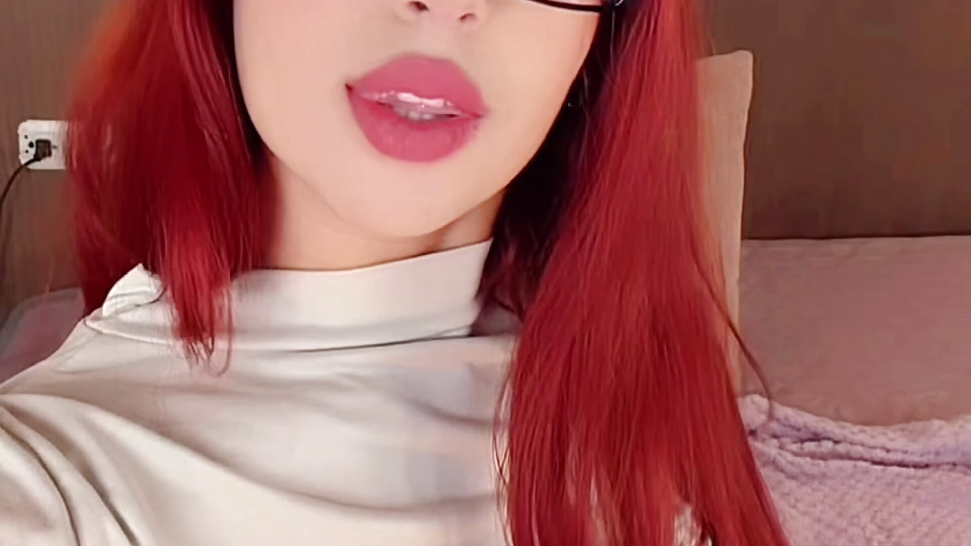 With glasses or whitout?🙊 - Video von Violet_carson Cam-Model
