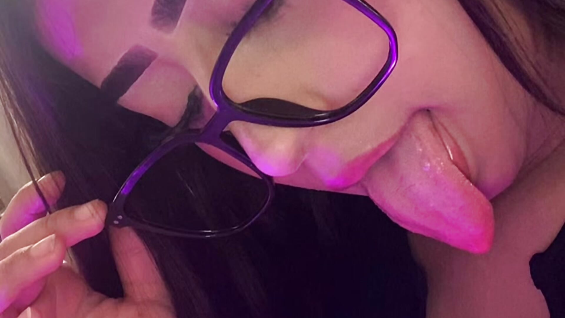 I think soon I will use glasses😏 - video di Violet_carson modella di cam