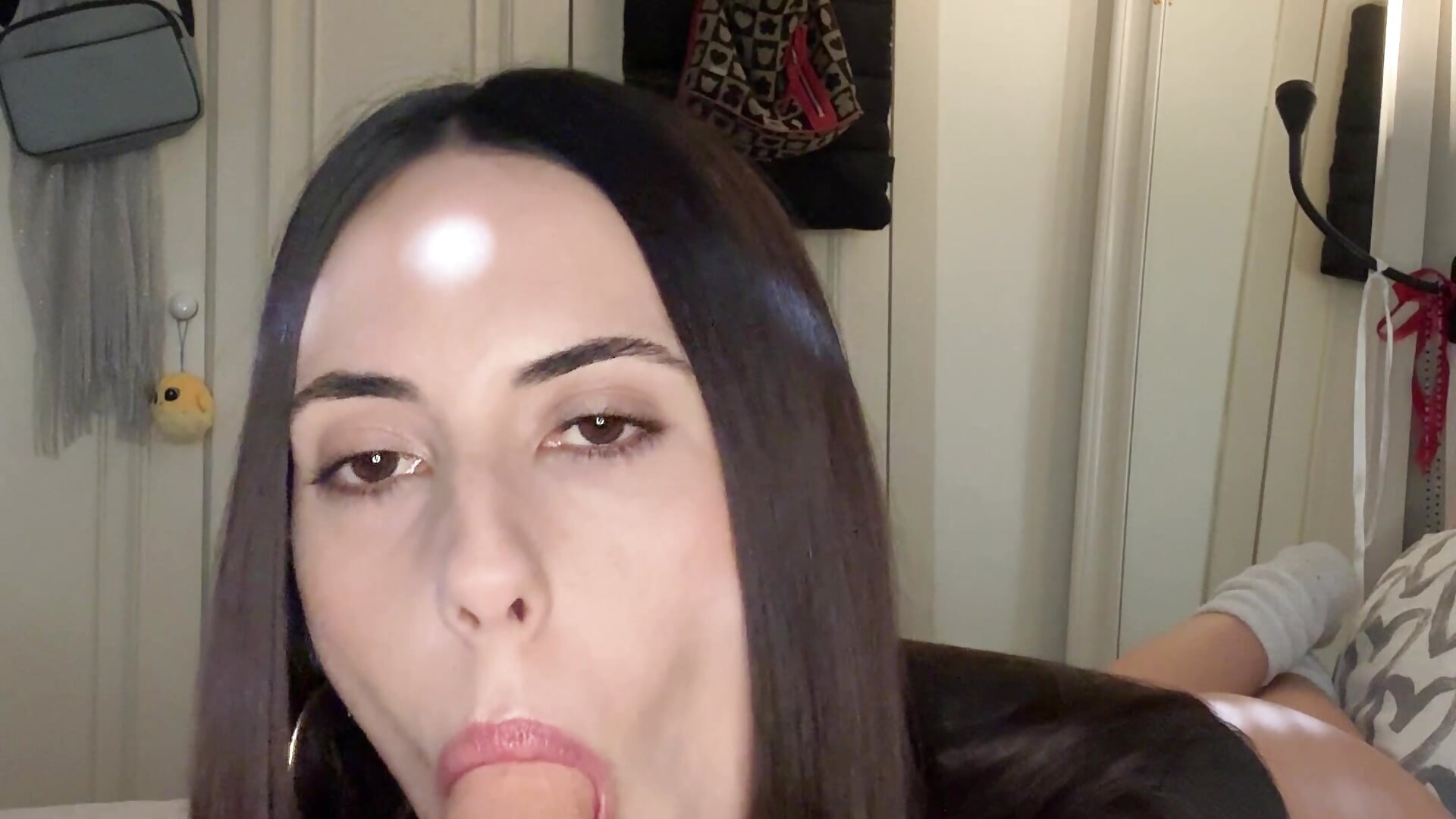 Mamada gostosa num dildo de 22cm. Deixa me mostrar te o quão fundo consigo ir, até me cair lagrimas - Vídeo de very_licious, modelo de vídeos