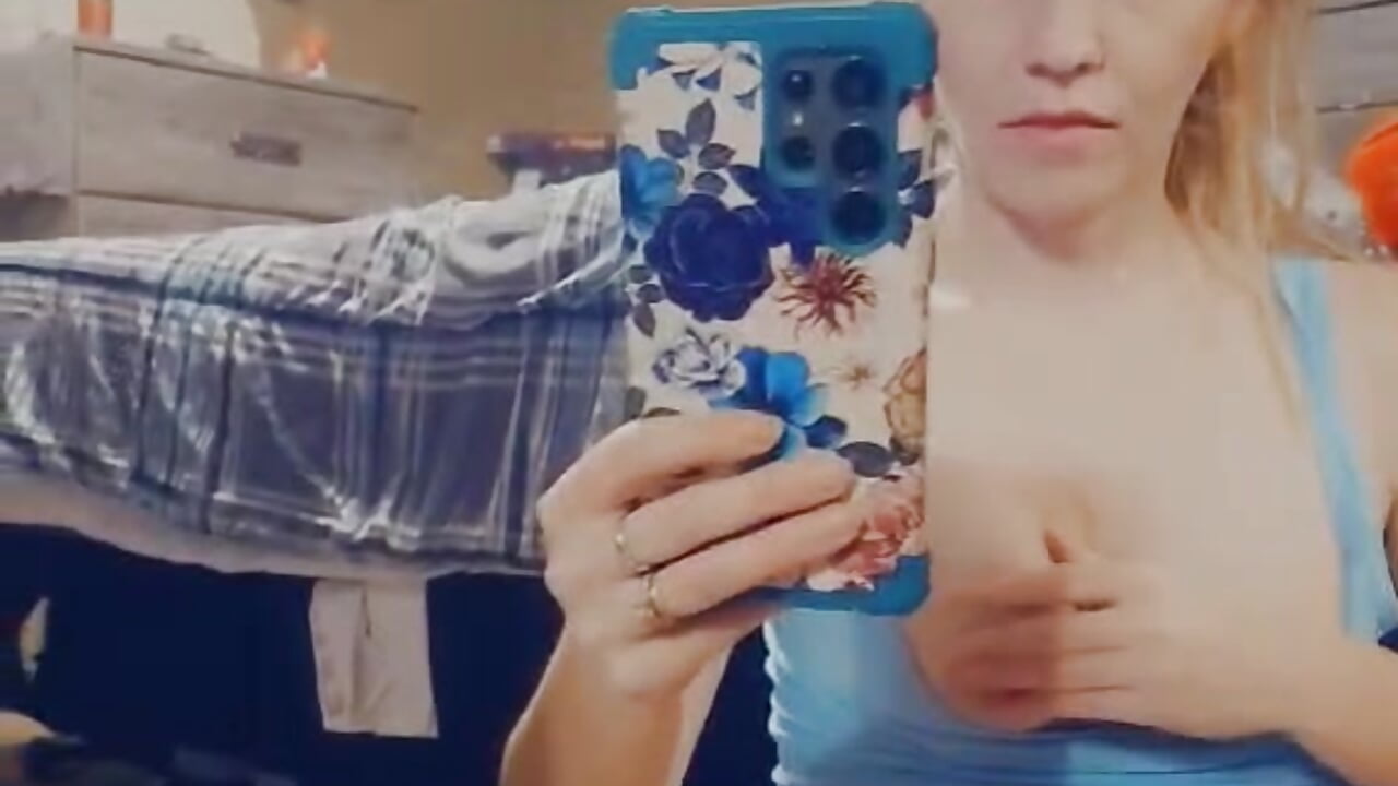 Flashing my tits and pussy - video by Bashfullbooty23 cam model