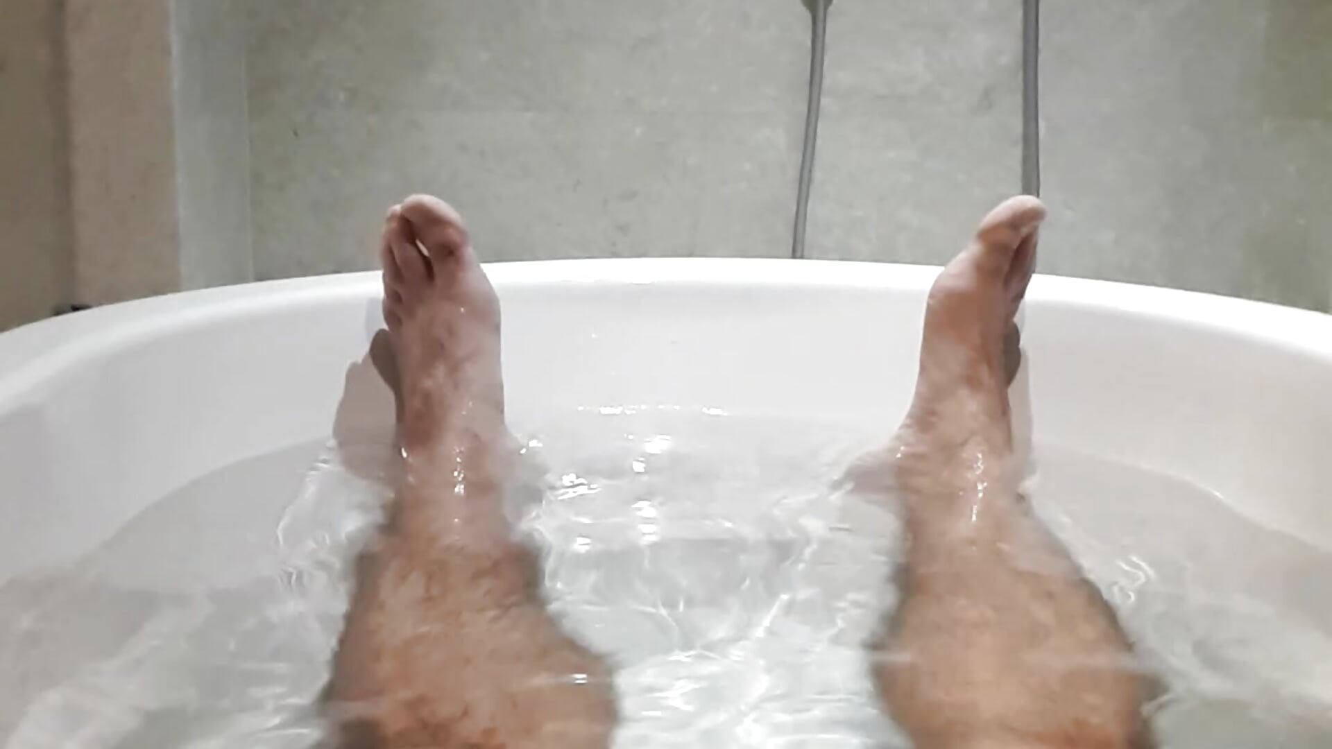 Cum in the bathtub – video modela na kameri Scout2