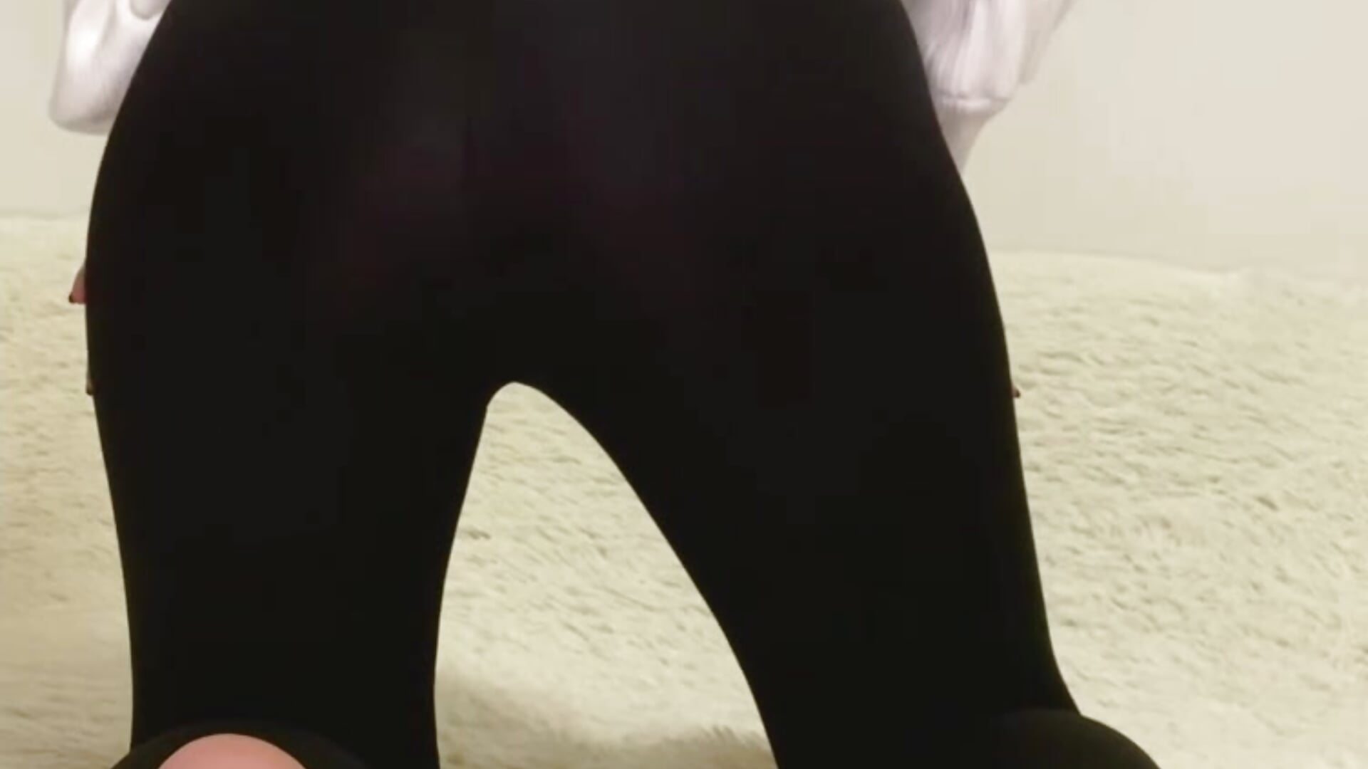 ass in leggins with sweet feet