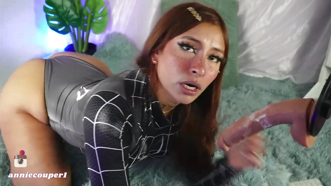 Spiderman is hungry for you - video by AnnieCouperr cam model