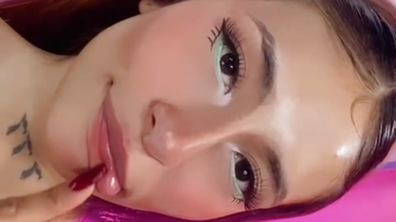 Speak your dreams, bit your lip - video by AnnieCouperr cam model