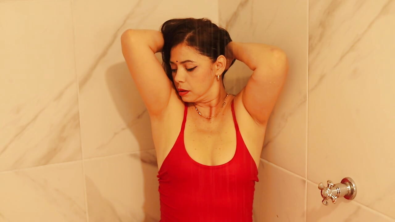 Between petals and bubbles, it feels like a beautiful Valentine's Day 🌹💖 - video oleh Anantaa_ kamera model