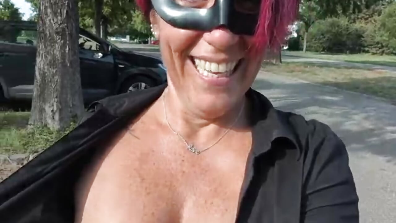 Public Show - FLASHING OUTDOOR! Mi avvicino a un guardone con le tette di fuori in un area pubblica!