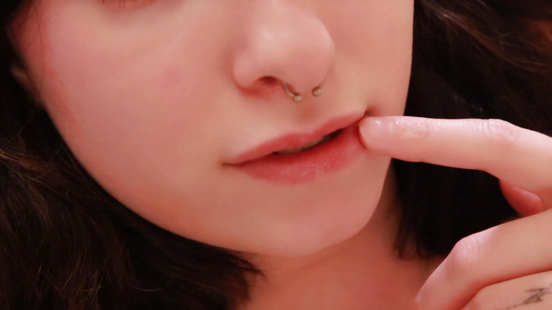 Piercing - video di Sofi_Spark modella di cam