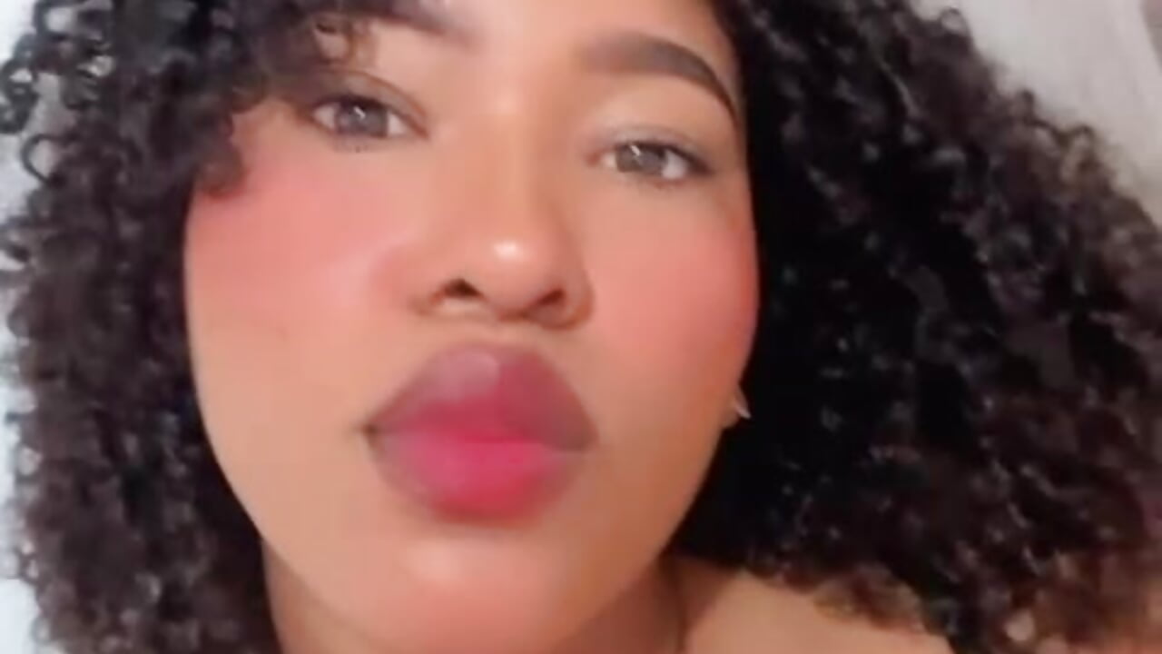 R - відео від вебкаммоделі lia_perfect