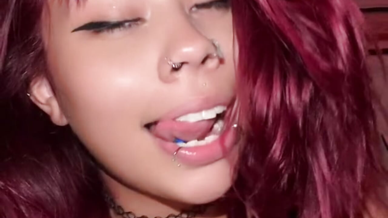 v15044gf0000d2fhhrnog65g8s0s8vhg - video by moan4mona cam model