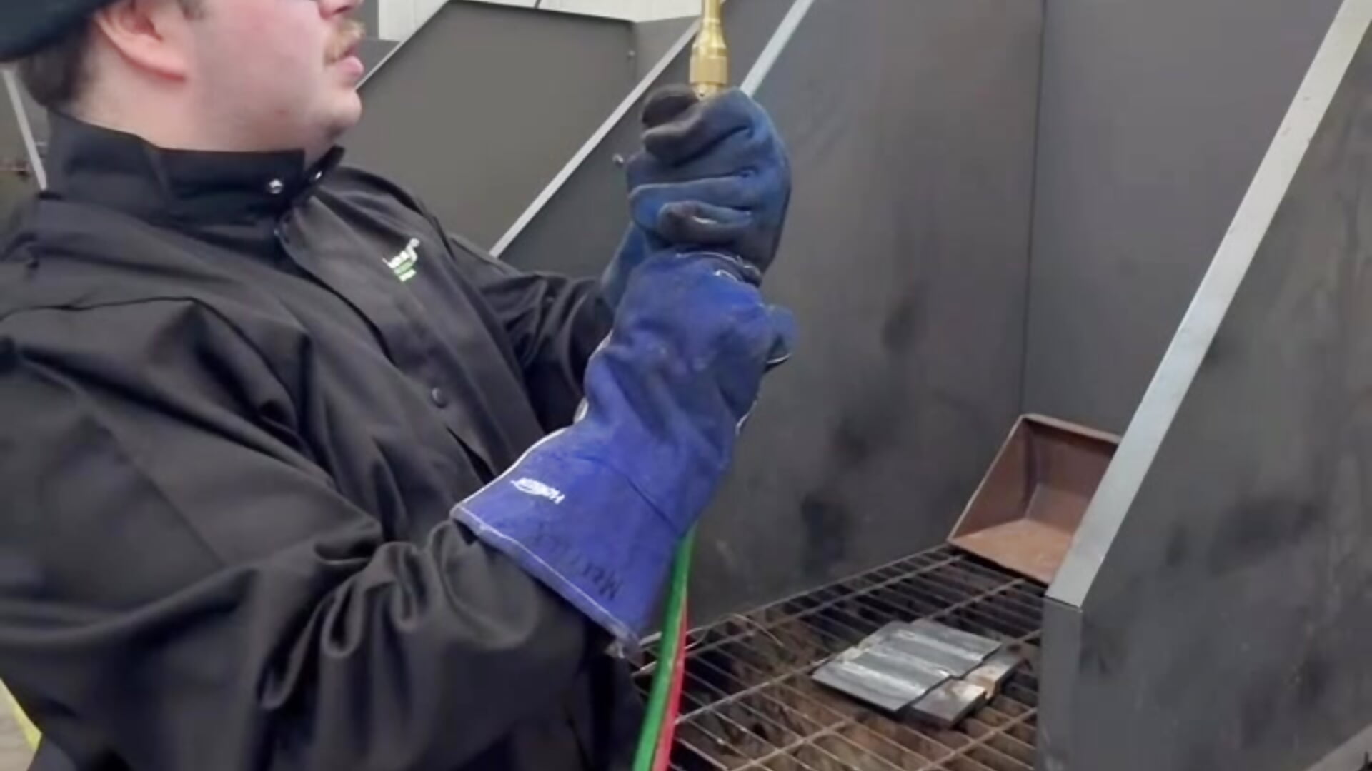 First time welding at my apprenticeship - βίντεο μοντέλου Bigboyballen