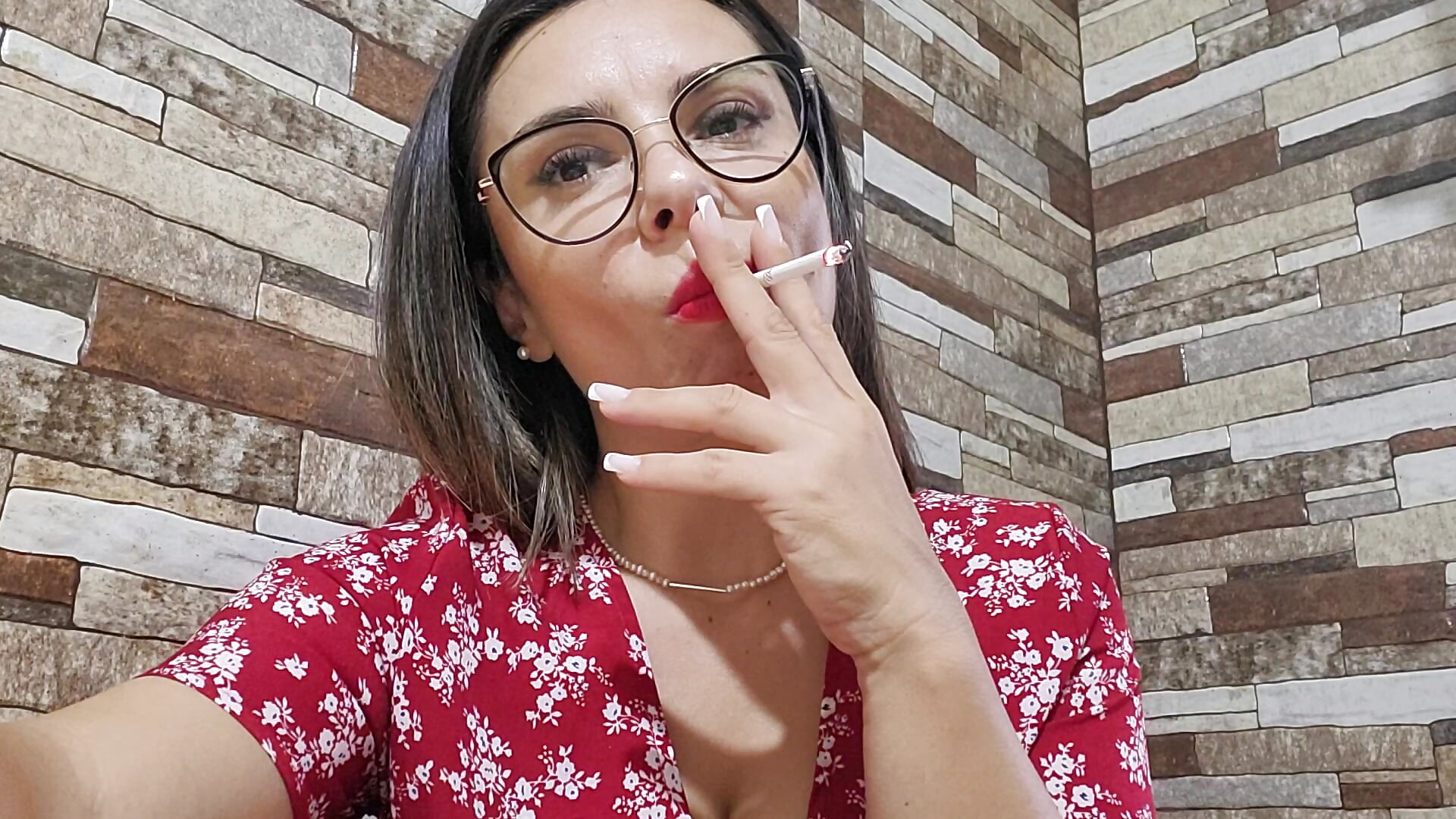 Relax and smoking - video by Victoria_Vergara cam model
