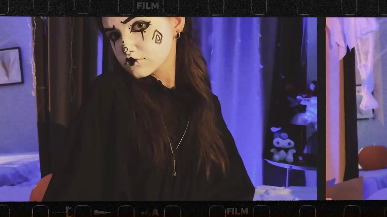 Trick or Tease? 😈 – video od webkamerové modelky Dilara_xBaby