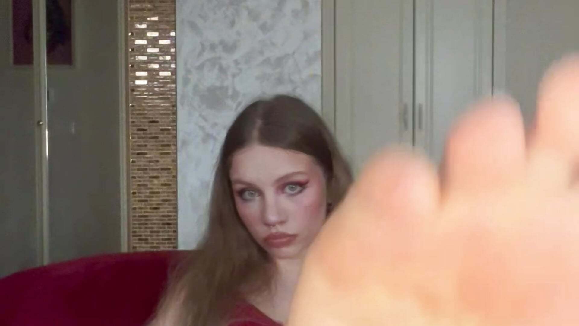 Bare feet teasing 🦶🏻🤤 - video by Goddess_Alaska cam model