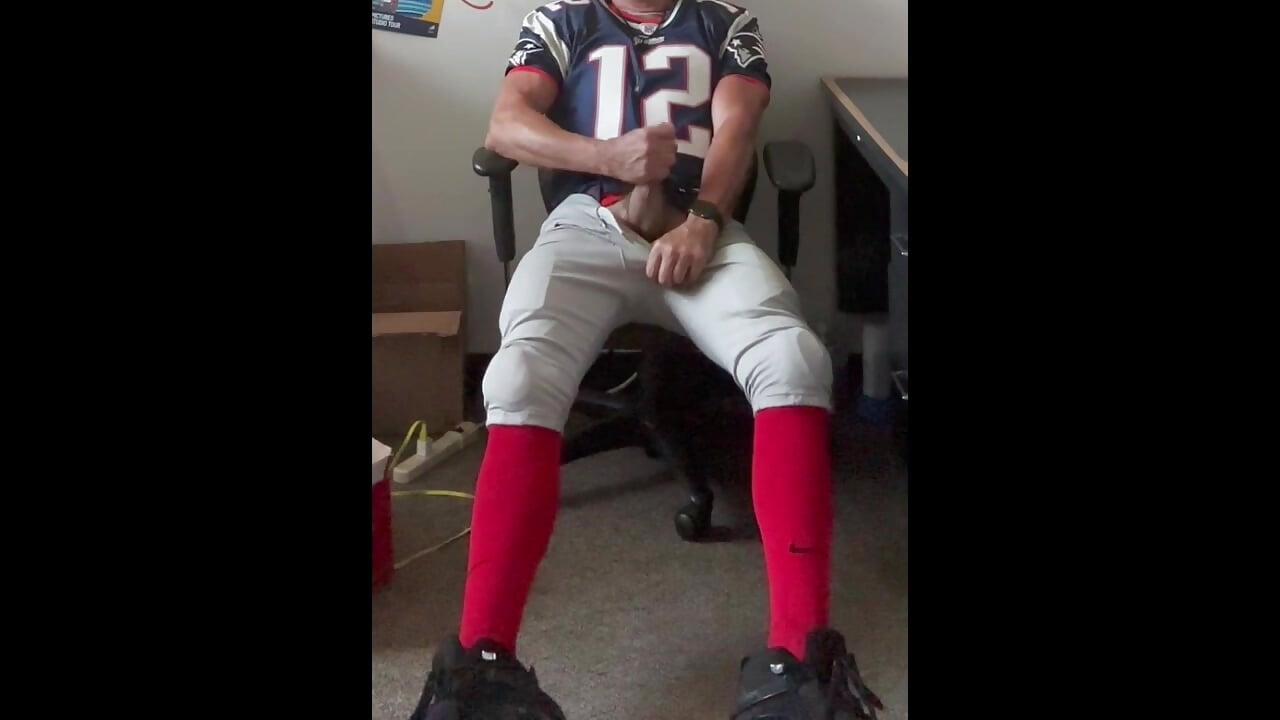 JockDad87 Shoots a Load of Cum in his Tom Brady Uniform - DILFJockDad87 캠 모델의 동영상