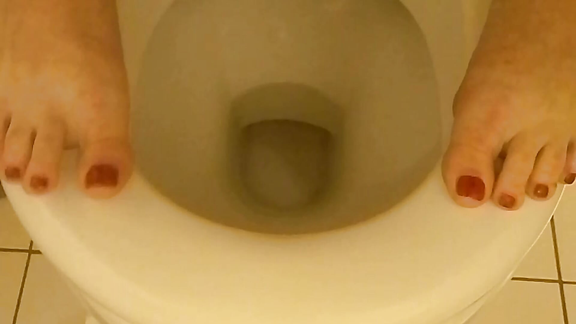 Toes in a public women's toilet in a shopping mall - video by Naughty__Slave cam model