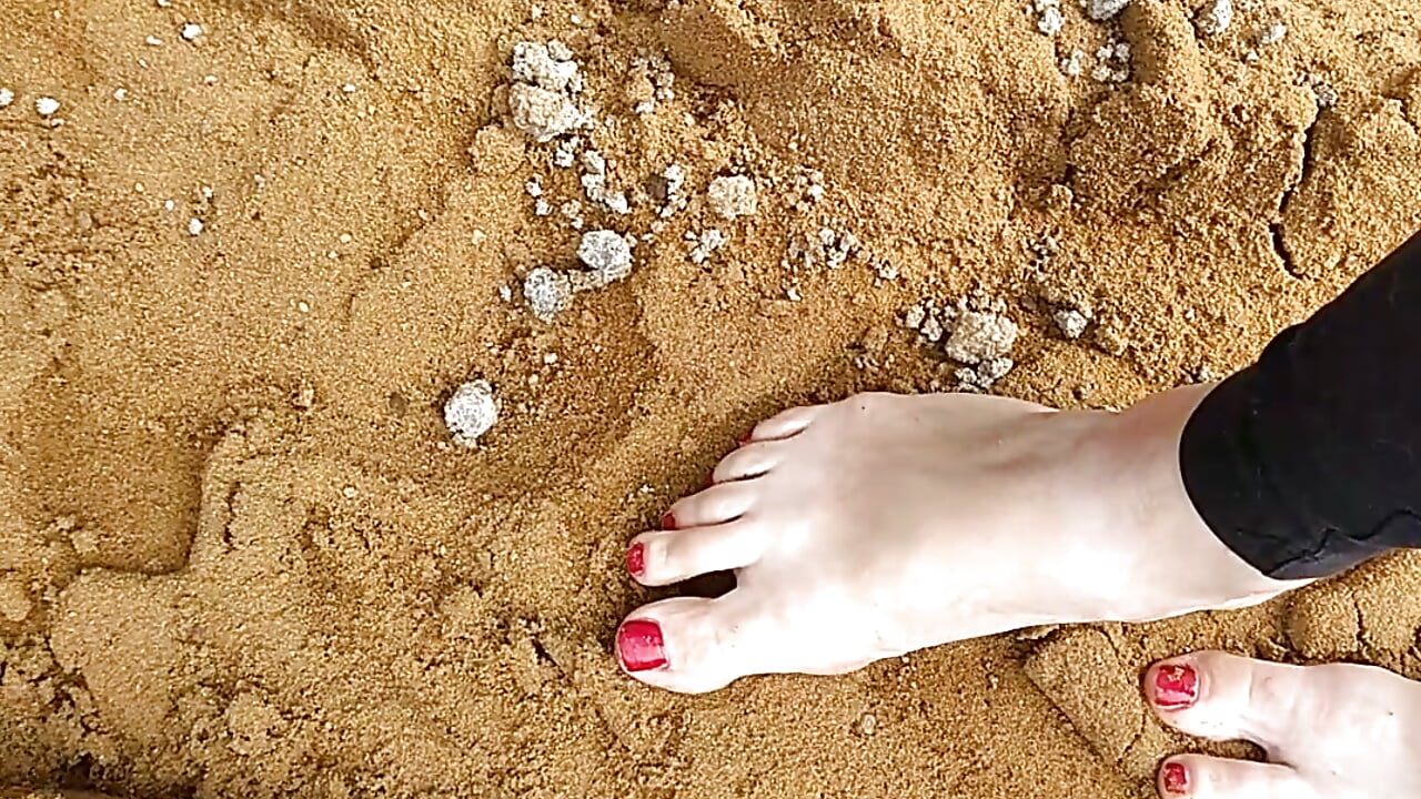 Toes travel on the sand