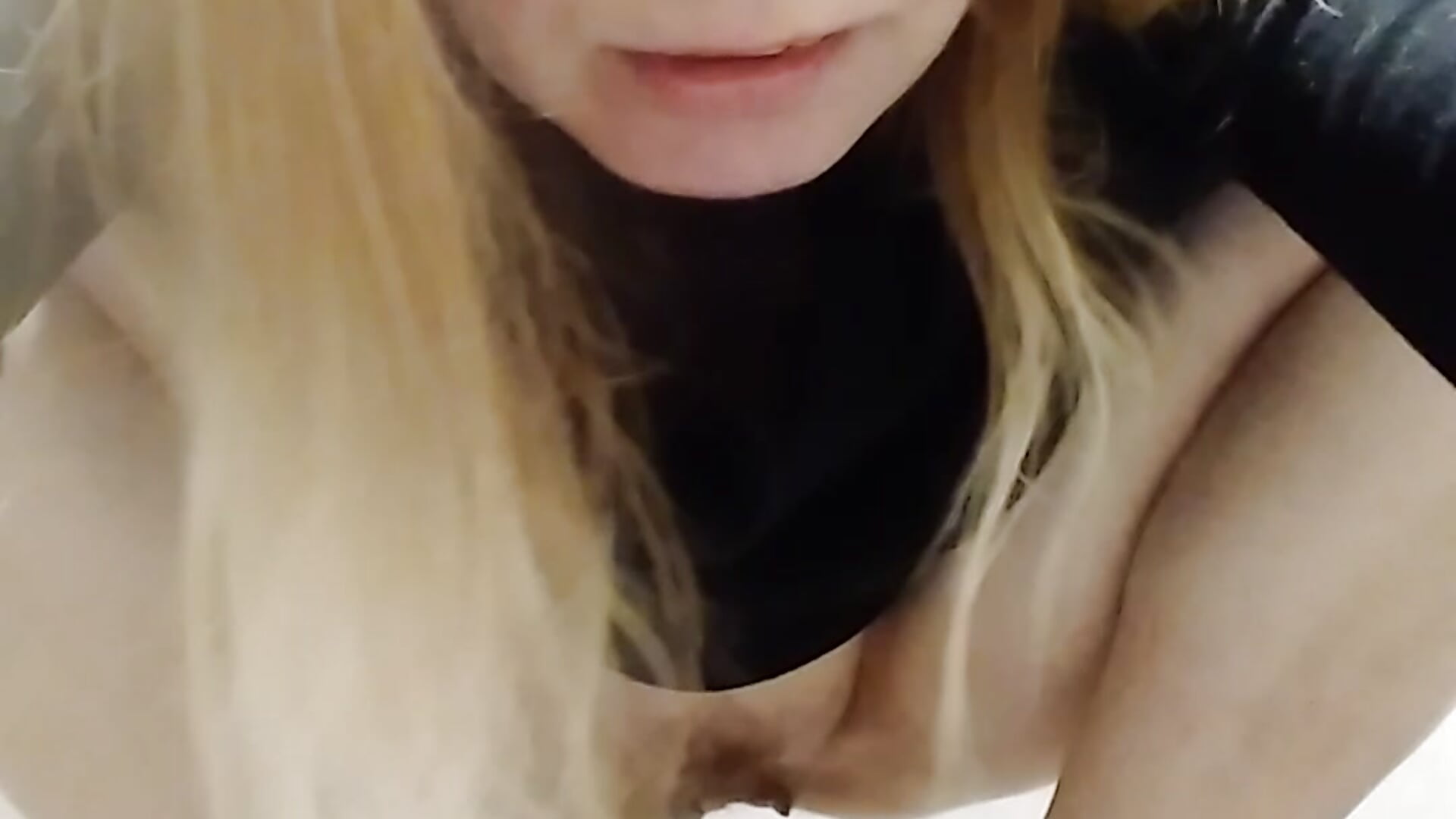 Pussy fisting in a public wc toilet in the mall shop