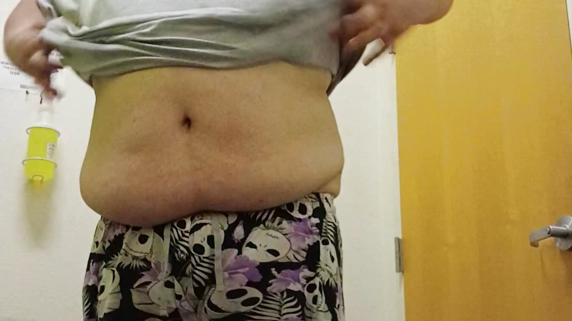 Strip in the gym tanning room - video by DetChompy cam model