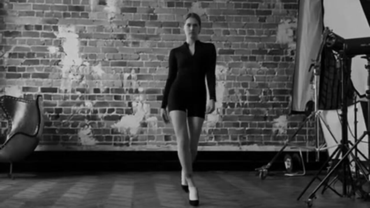 Shall we go for a walk? - video by MonaBurrington cam model