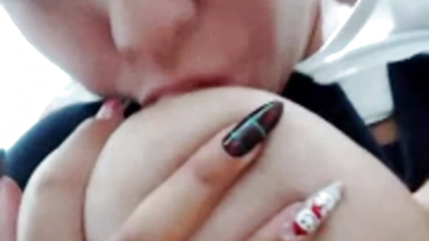 Playing and sucking tits while masturbating my pussy - video di You-sexy-starr modella di cam