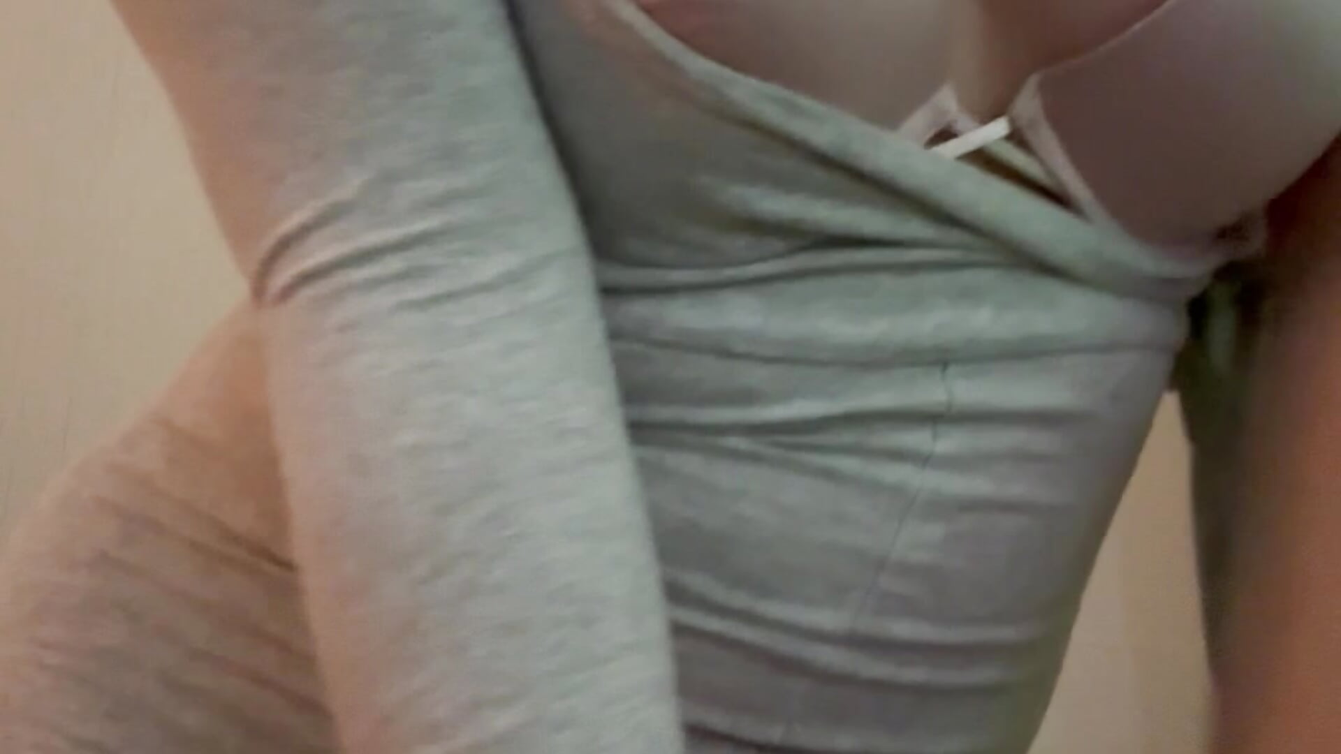 Thick lil girl striptease - video av Mamachulita cam-modell