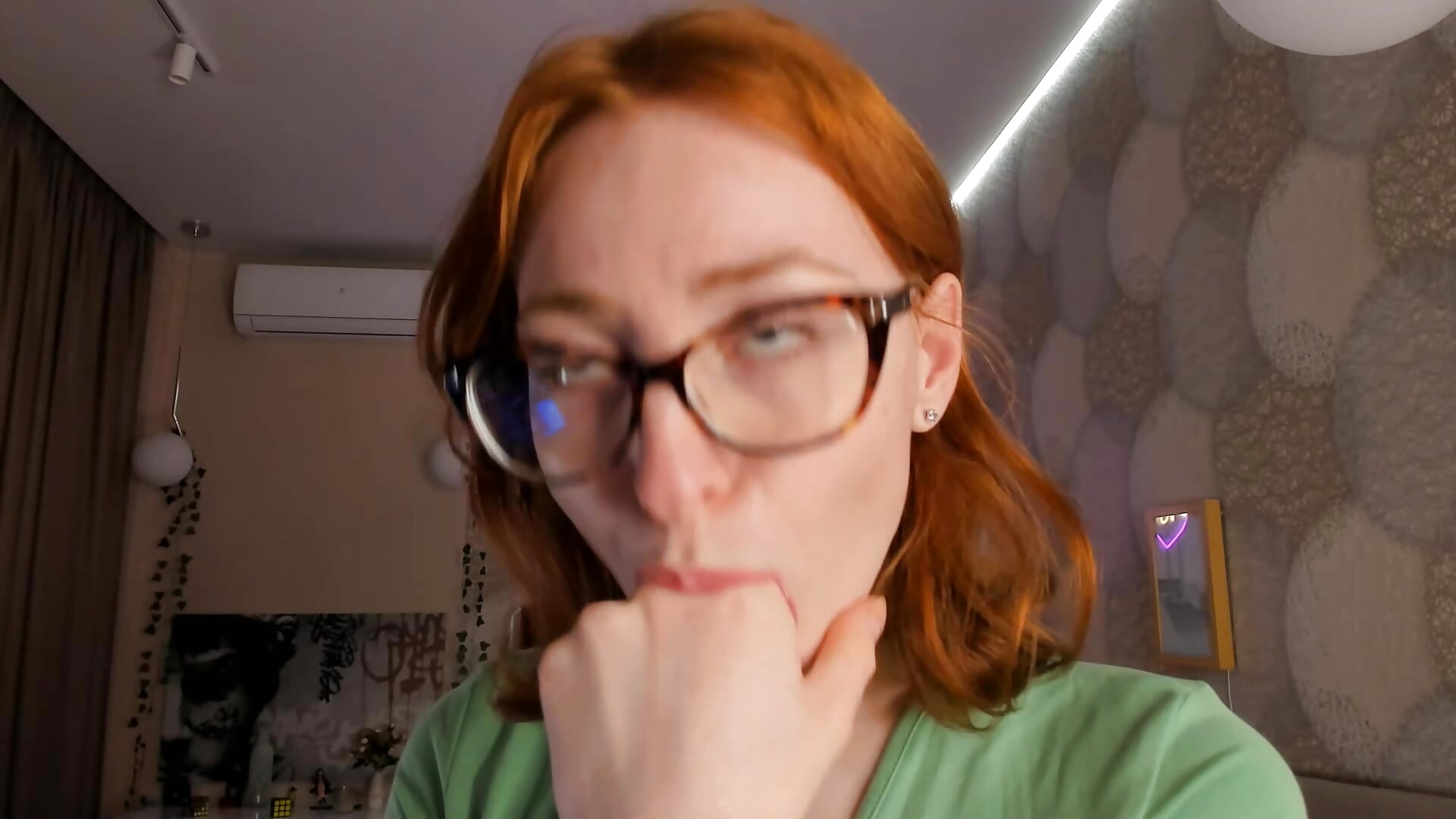 naughty fingers - video by VeronaHascall cam model