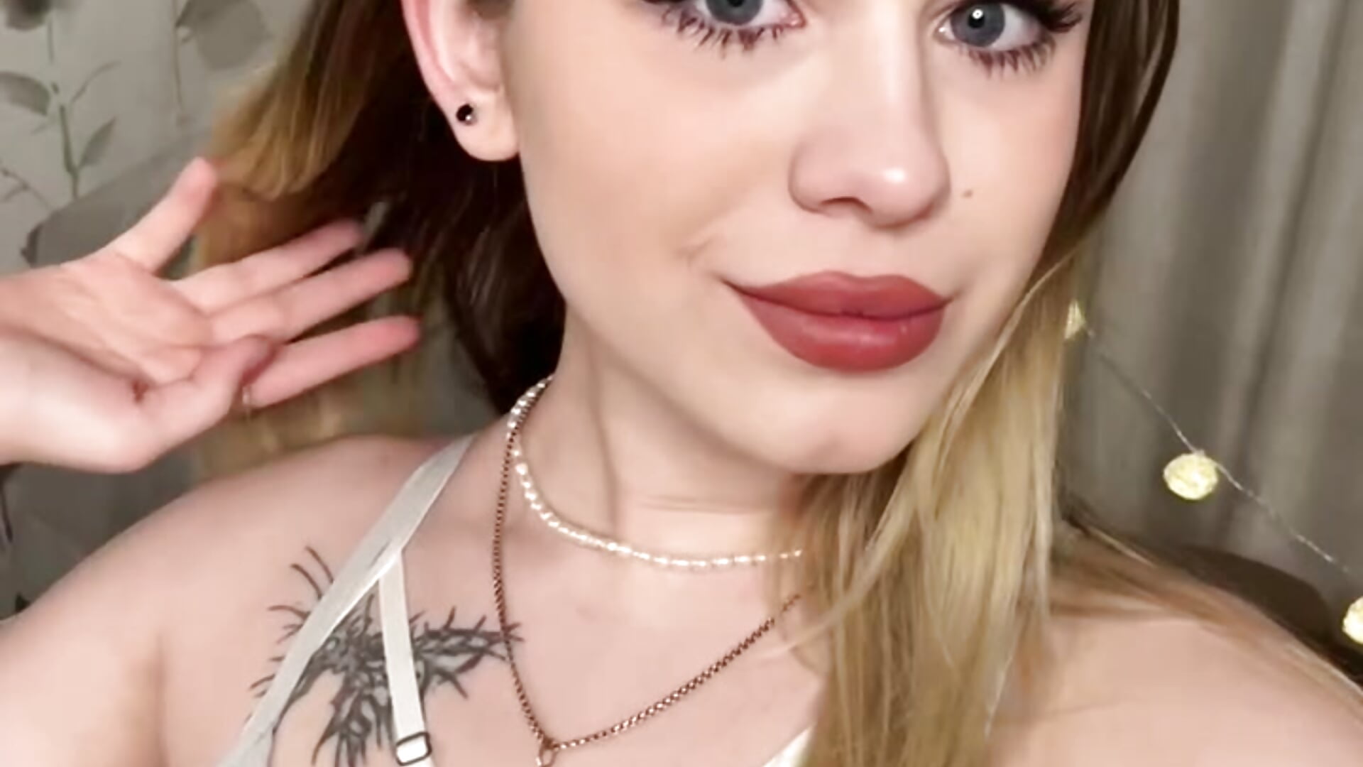 IMG_5013.MOV - video by elisabatbact cam model